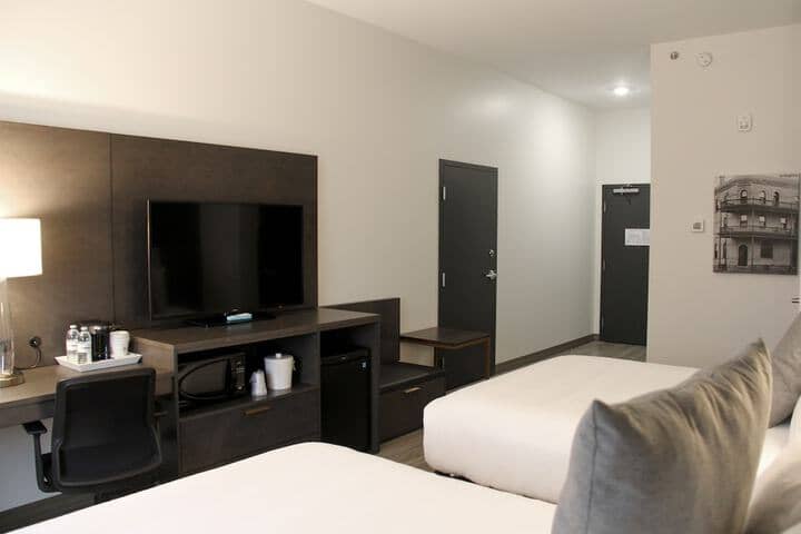 Room 6 of 75